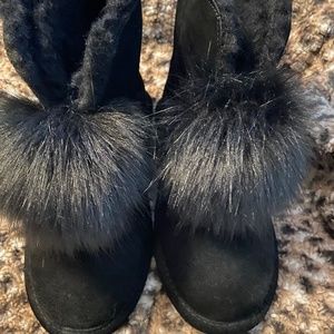 Super cute lightly worn bear paw boots